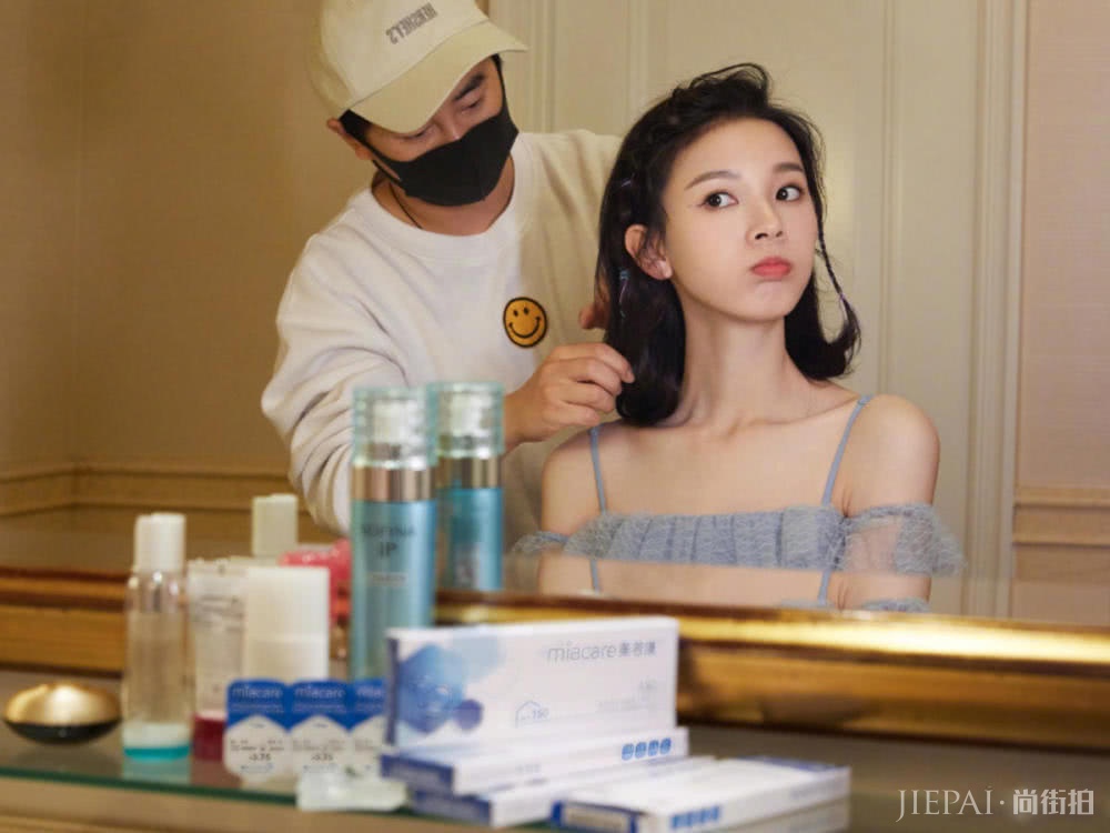 陈瑶撞衫张雪迎,穿同一款蓝纱裙,但编个头发就完全不一样了