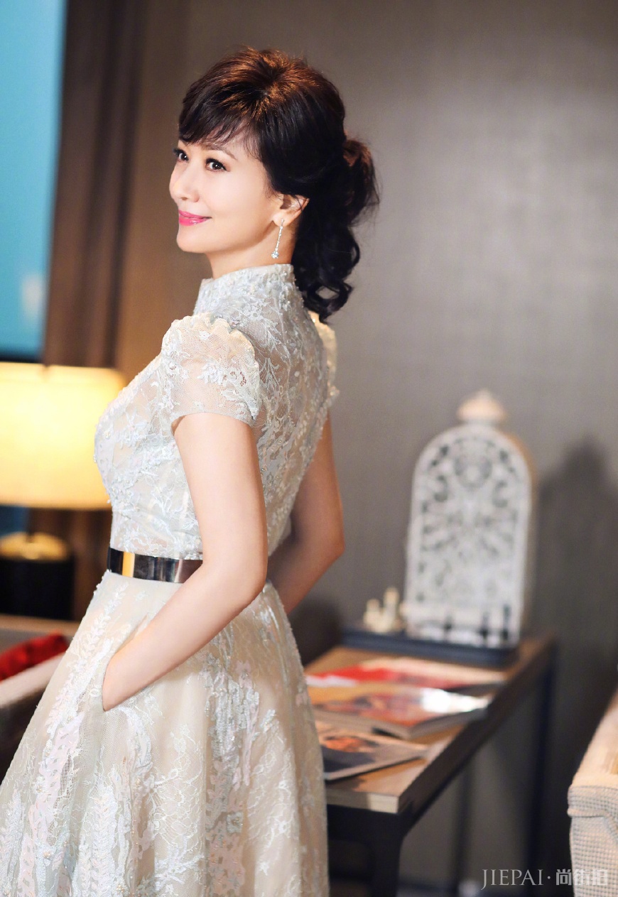 赵雅芝穿白色V领连衣裙优雅大方