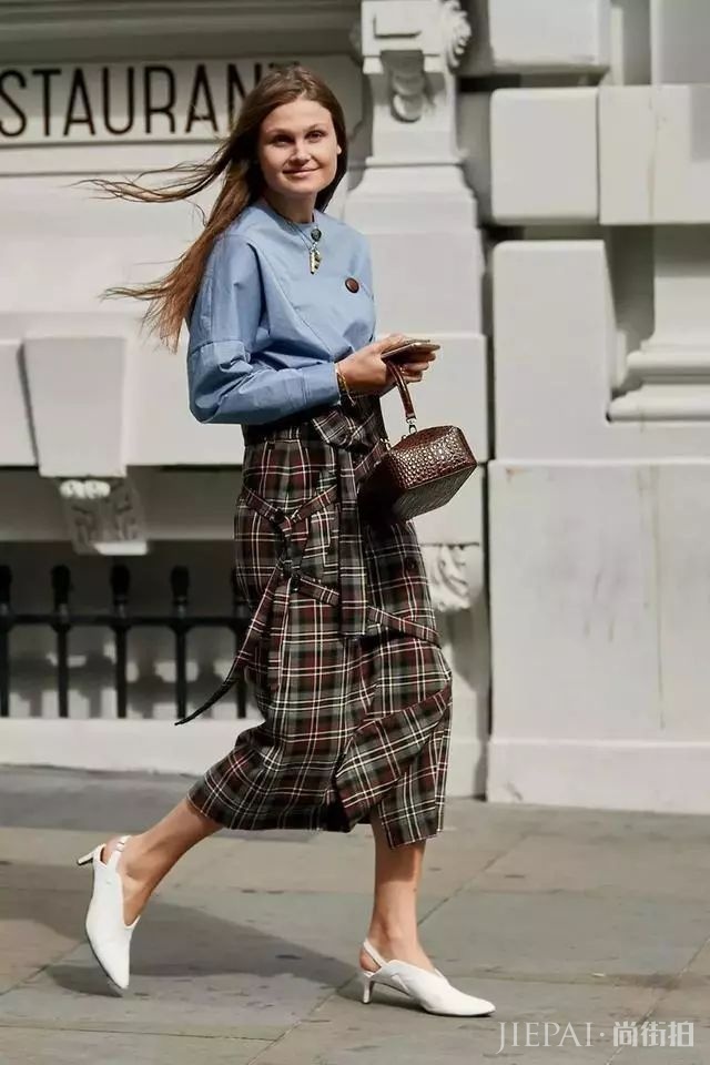 街头潮人告诉你 秋冬季度穿这6条裙子,美过一整年