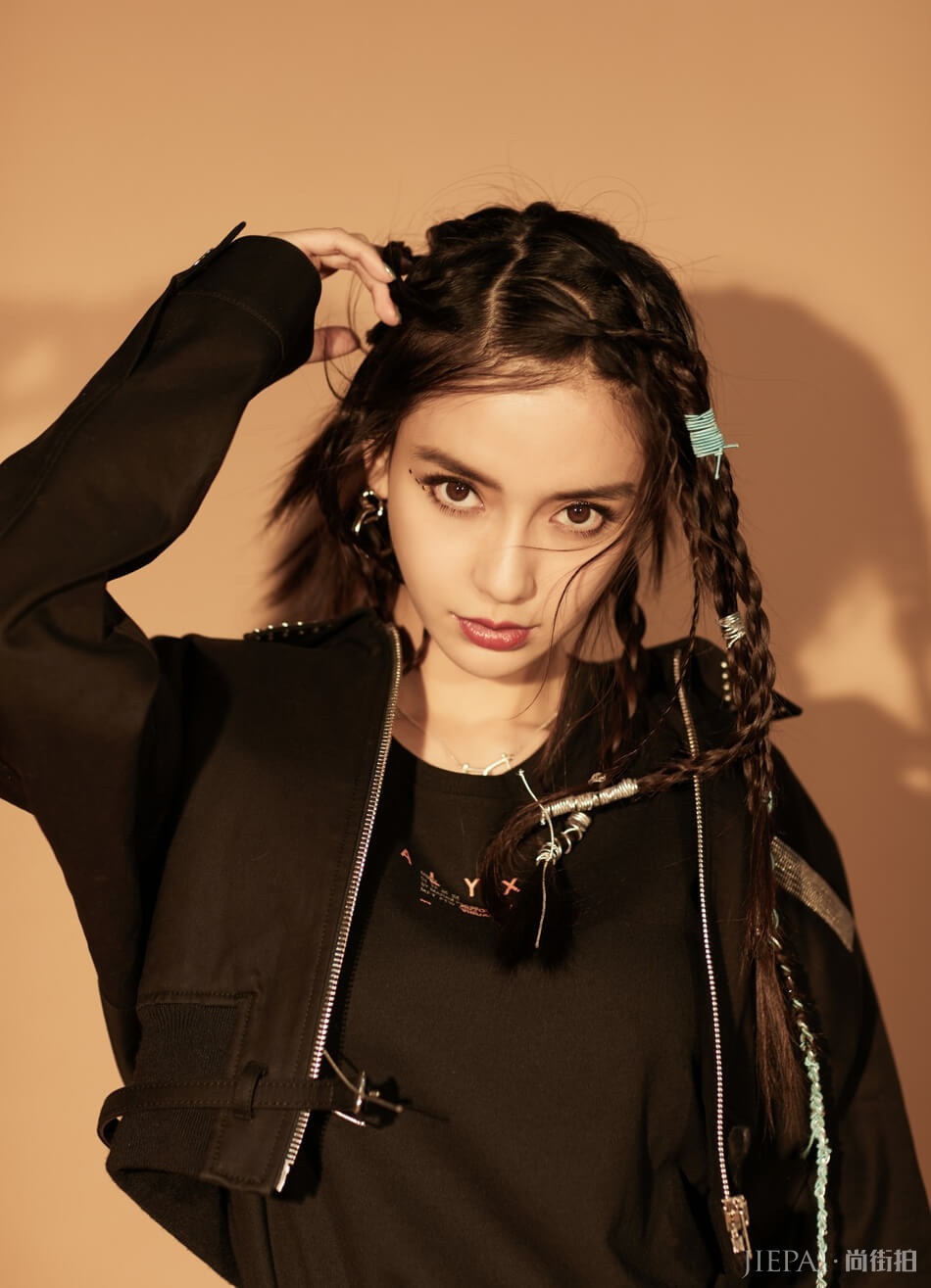 Angelababy脏辫野性十足 打碟变身嘻哈rapper