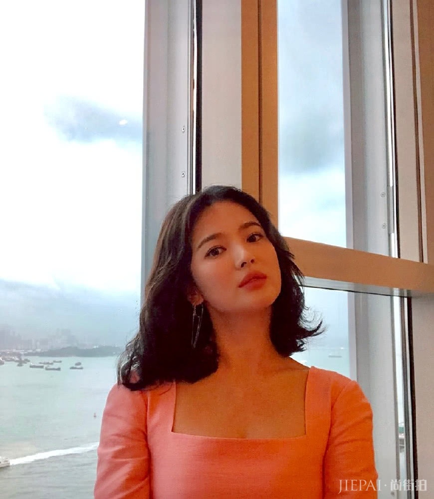 宋慧乔短发搭粉色连衣裙，清纯少女秒变职场女强，新剧照再度惊艳