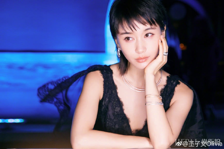 王子文这腿可以出道了，美腿瘦到合不拢，破洞黑裤搭针织衫简直美呆了