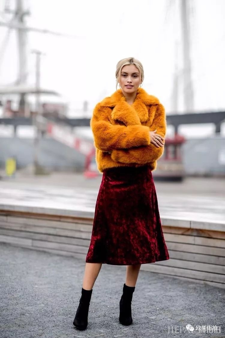 短外套配裙子也时髦!