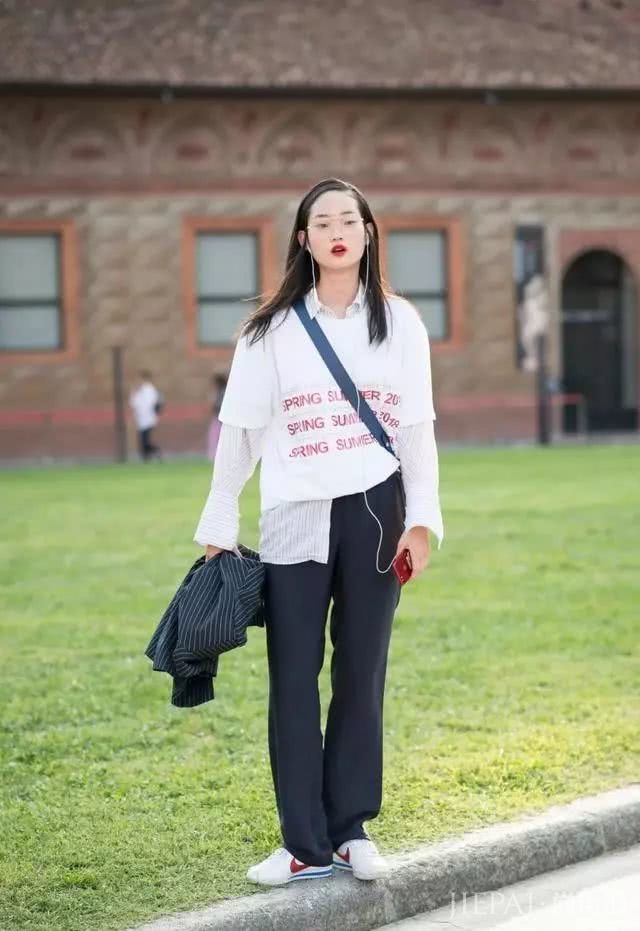 男女生都该学的T恤与长袖叠穿穿法:长袖内搭,配T恤更时尚