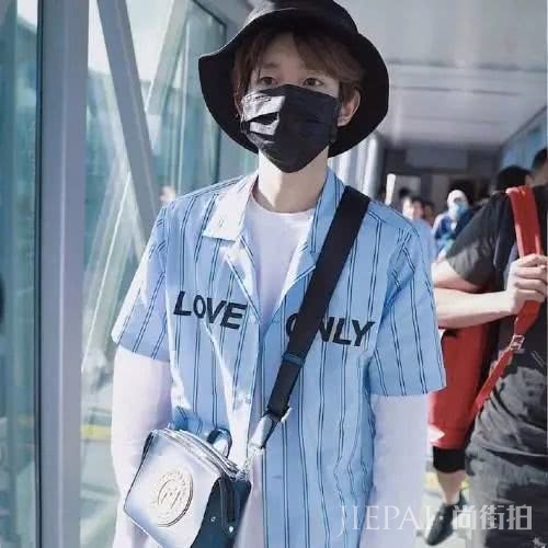 男女生都该学的T恤与长袖叠穿穿法:长袖内搭,配T恤更时尚