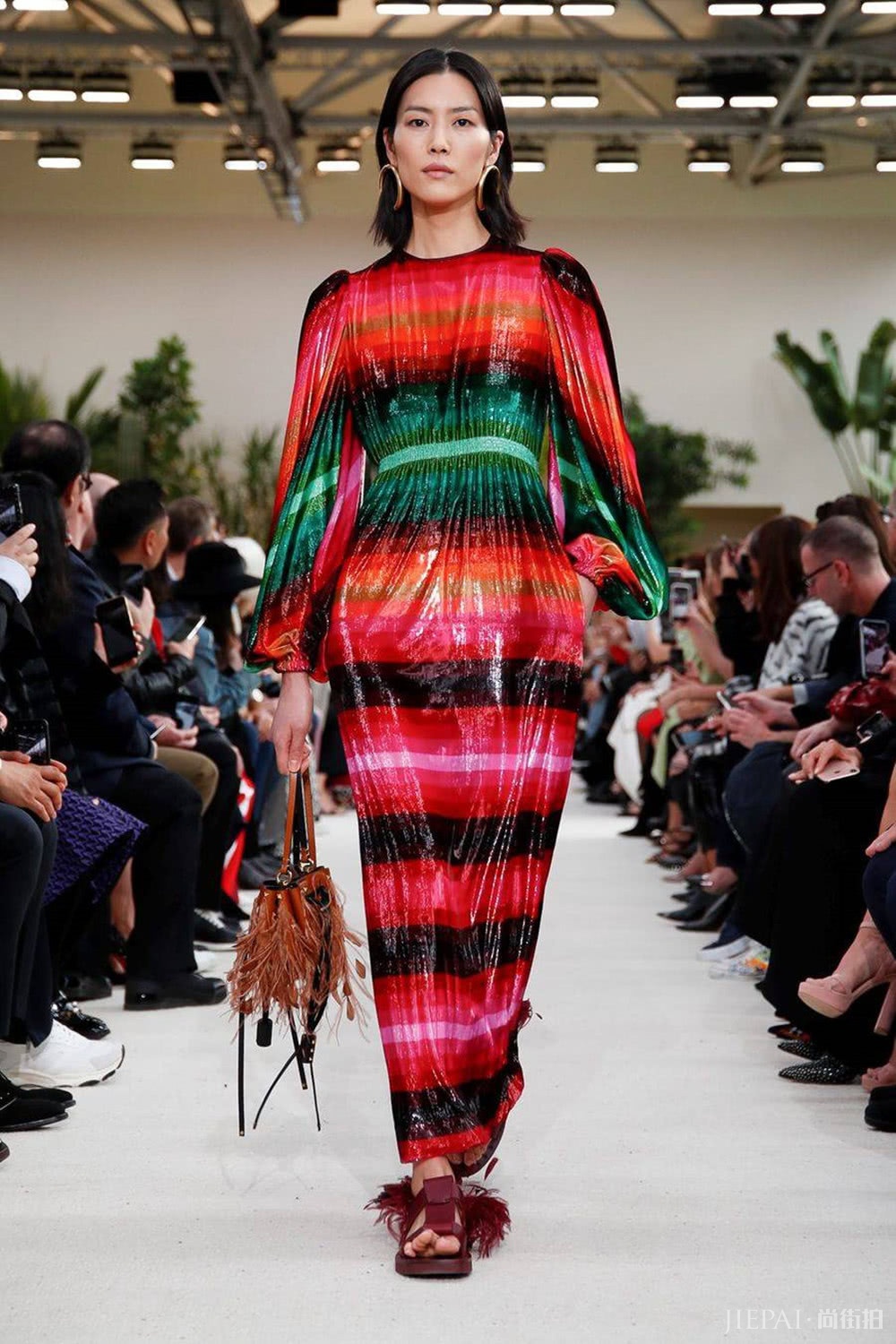 刘雯时装周共走5场秀，气场强大，场场惊艳，不愧是“国模之光”