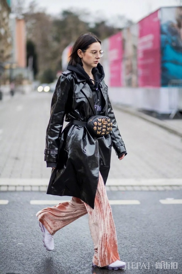 女生秋冬卫衣怎么穿好看？卫衣比高领衫减龄比衬衫实穿