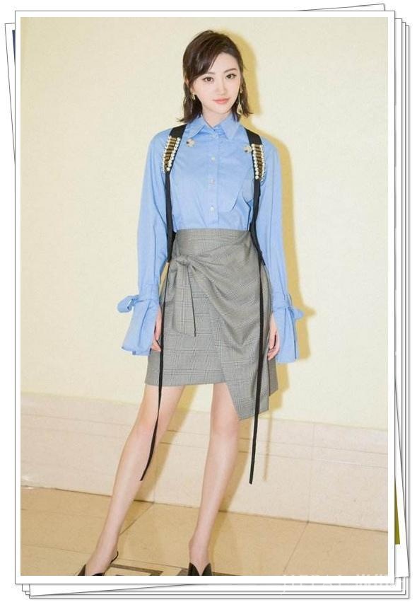 景甜真勇！这个季节还光腿走机场，网友：眼皮跟“刀砍”的一样！