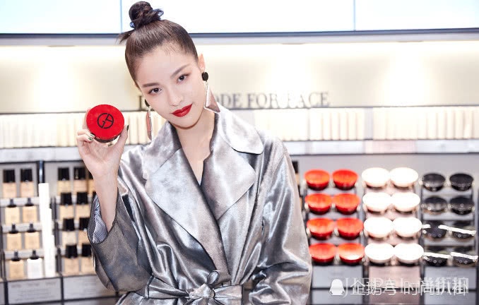 25岁钟楚曦穿背带裤素颜现身机场，变身女版“萧敬腾”