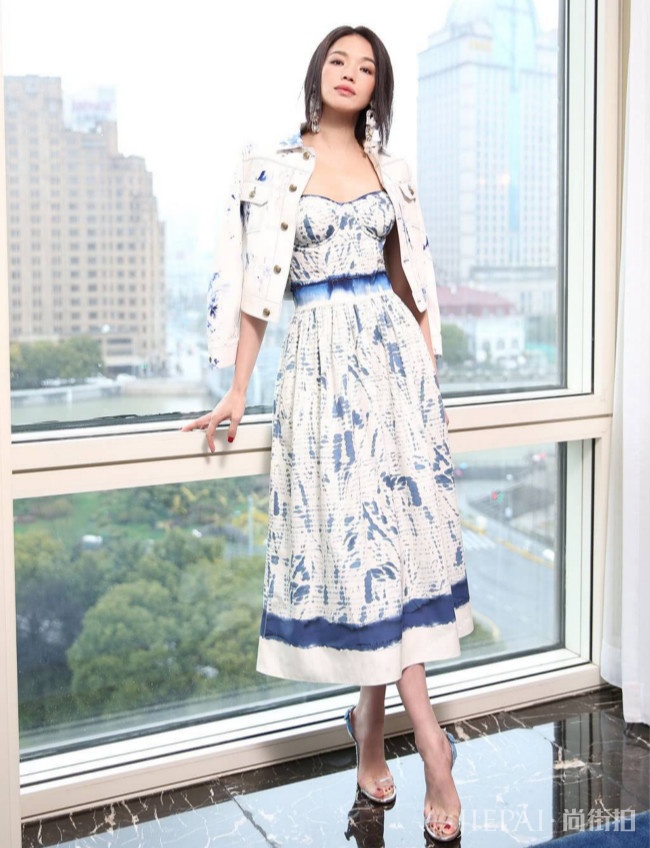 42岁舒淇日常穿搭时尚又大气,完全不输当红小花