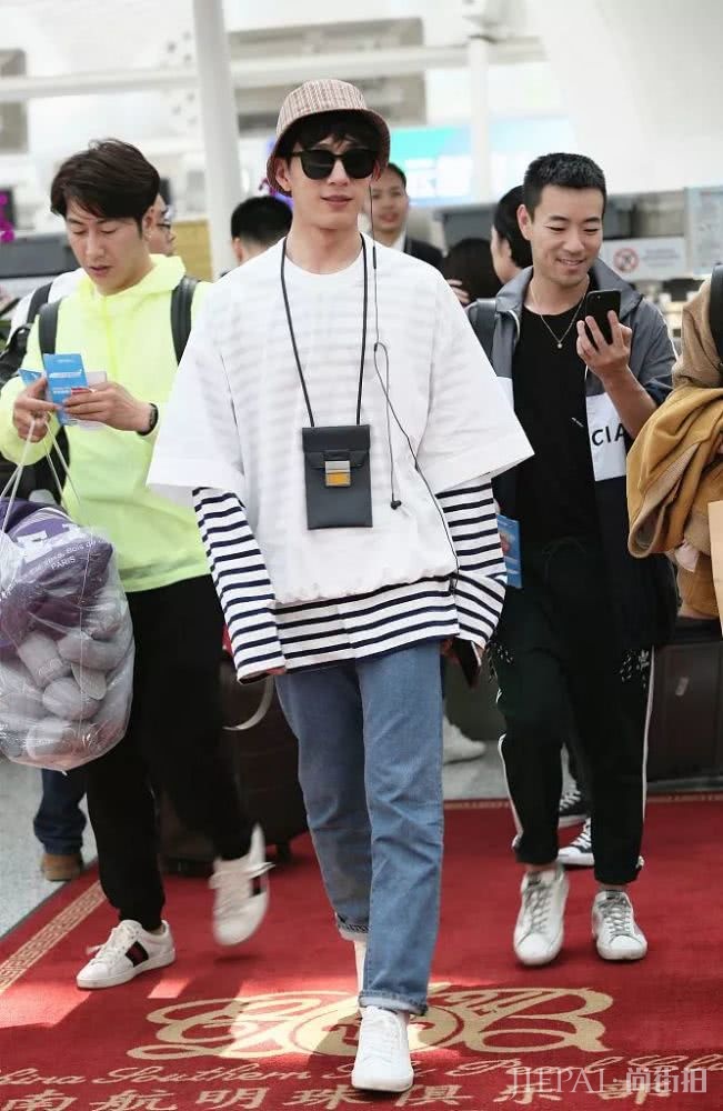 时尚圈的黑科技挂脖包你尝试过吗?