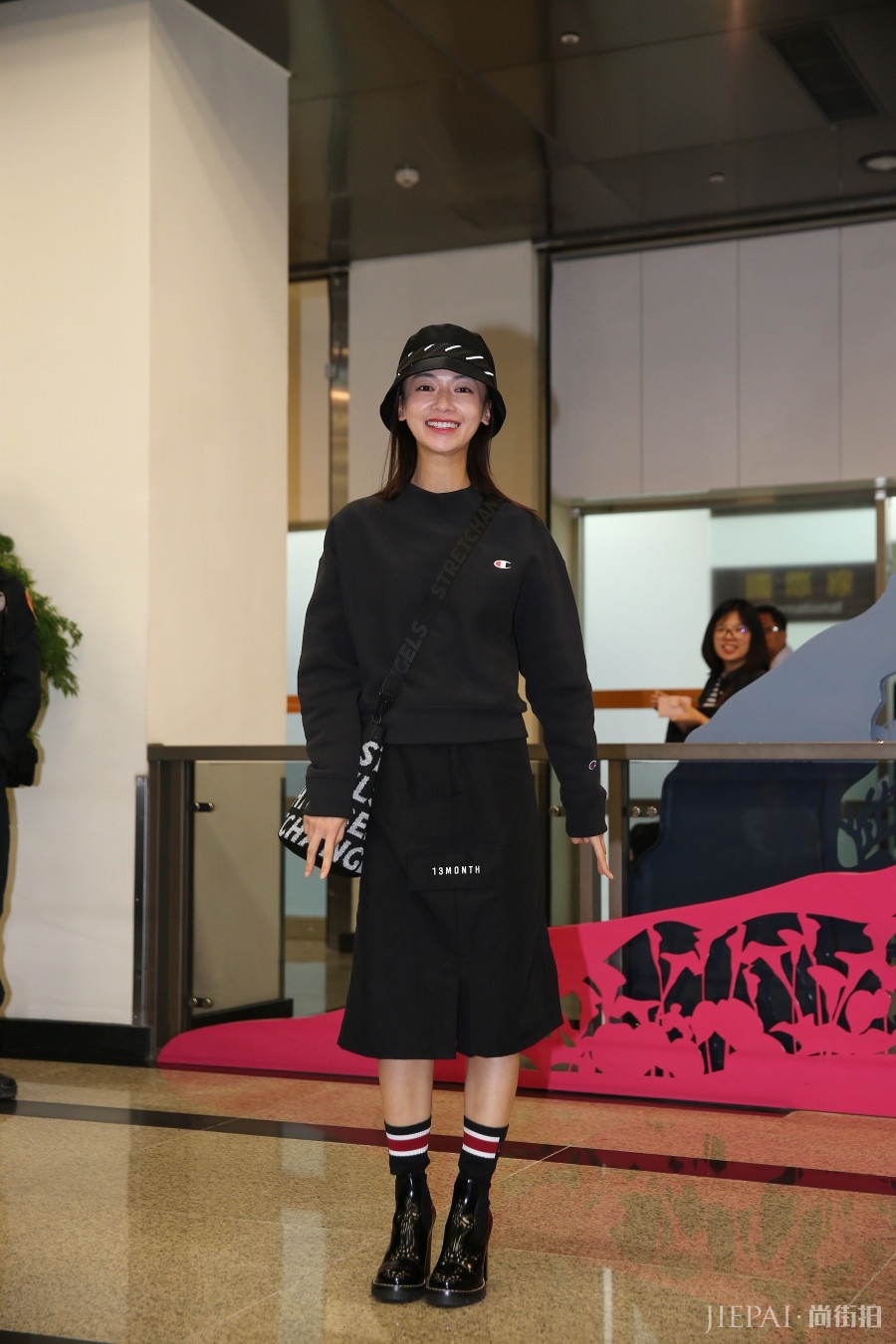 吴谨言穿最好看的一次,卫衣配直身裙居然显洋气,就是脸太油了