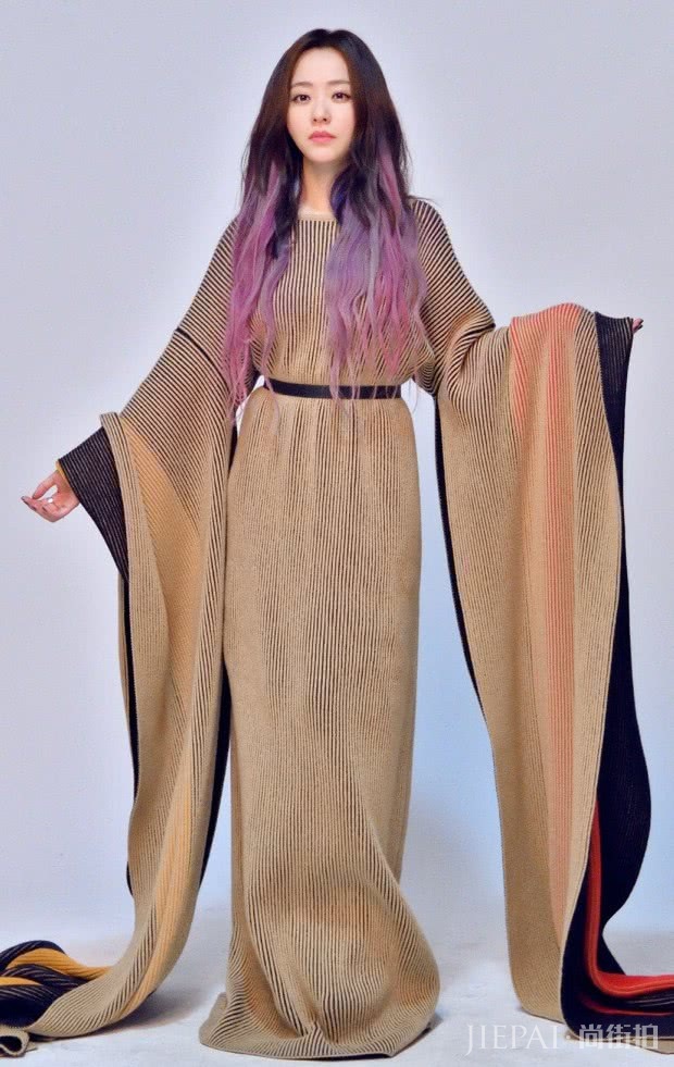 舞台上的张靓颖霸气十足,162的身高硬是驾驭起180的袖子!