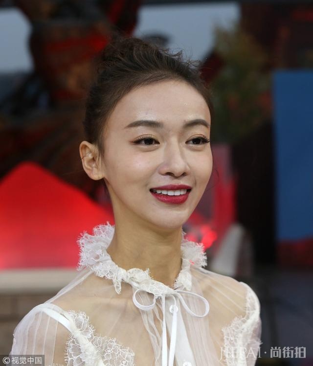 吴谨言瘦成纸片人衣服都撑不起来 锁骨超抢镜