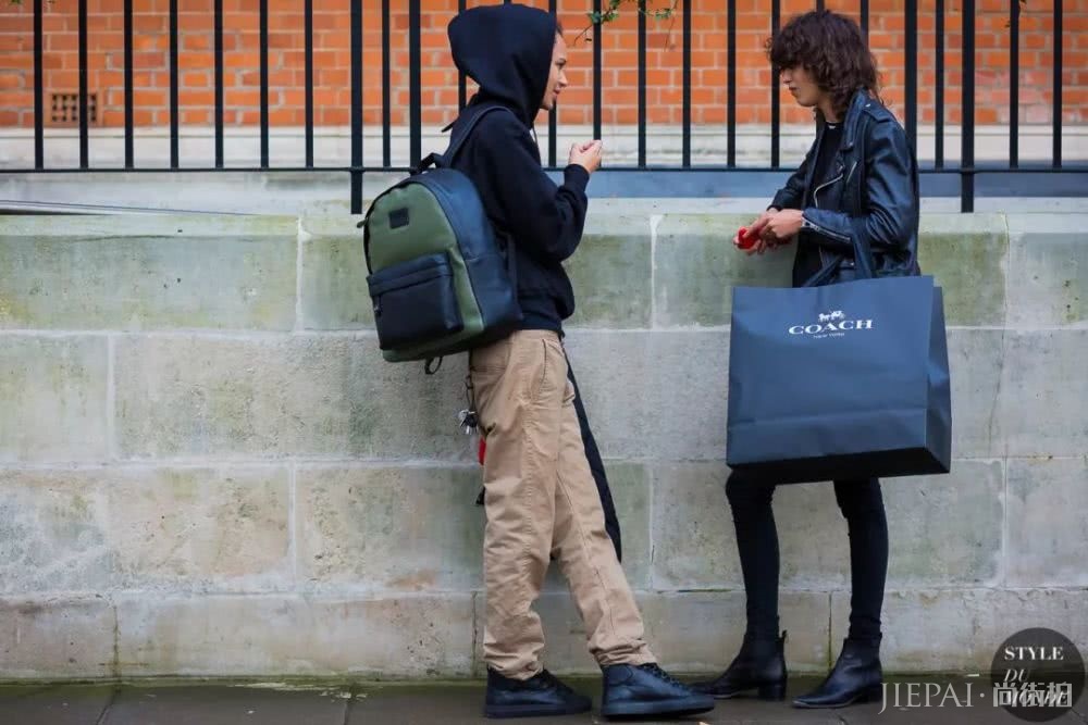 卫衣+牛仔裤=在2018秋冬街拍真的时髦炸了