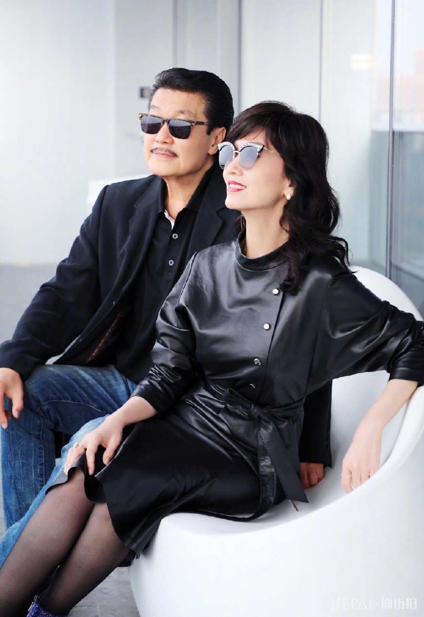 赵雅芝穿白色V领连衣裙优雅大方