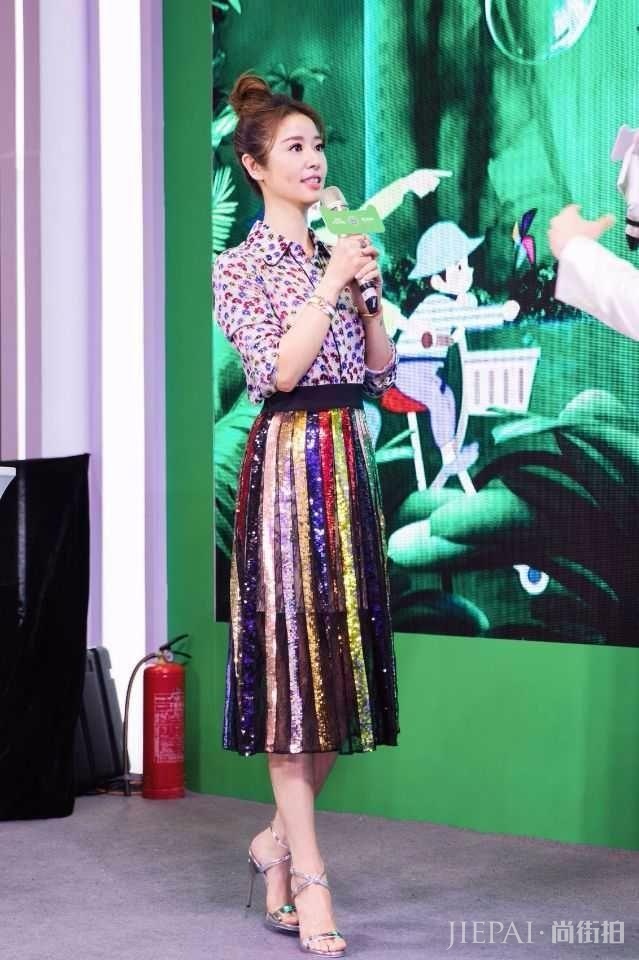 林心如现身活动,大秀“时尚感”,网友:看不懂这露肩毛衣!