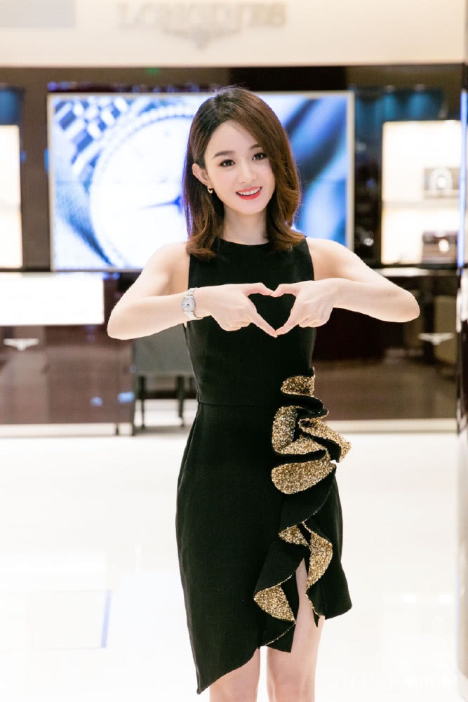 赵丽颖美呆了,一身粉色连衣裙搭配秒变18岁少女