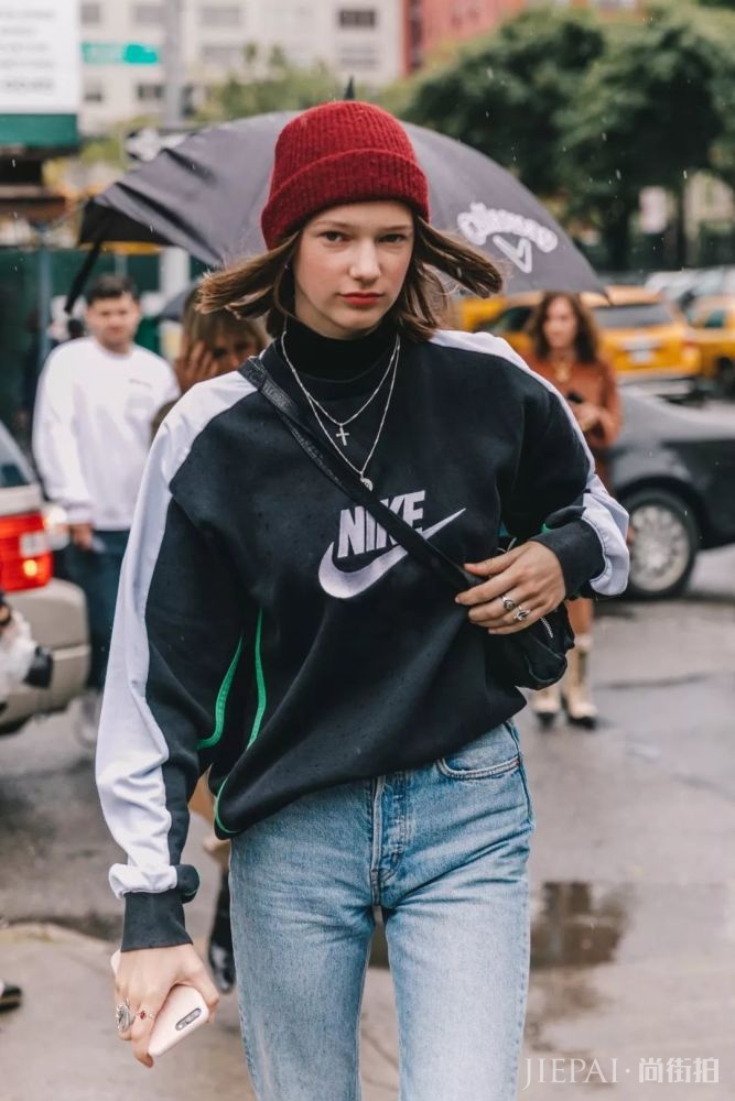卫衣+牛仔裤=在2018秋冬街拍真的时髦炸了