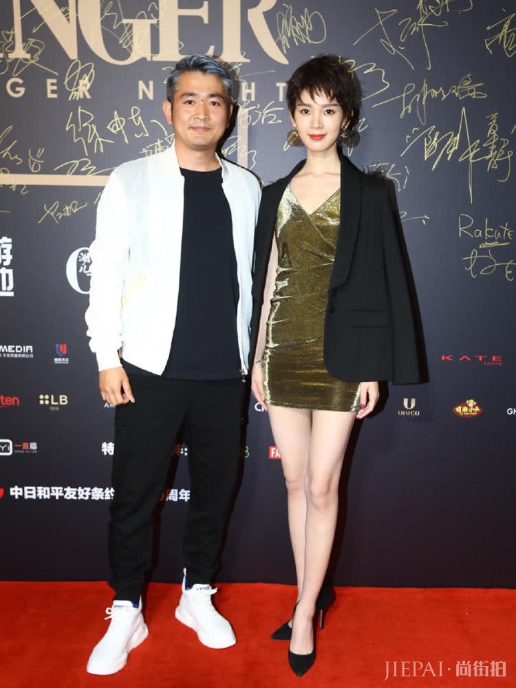 陈瑶大变样,剪短发涂大红唇,美中带酷有个性