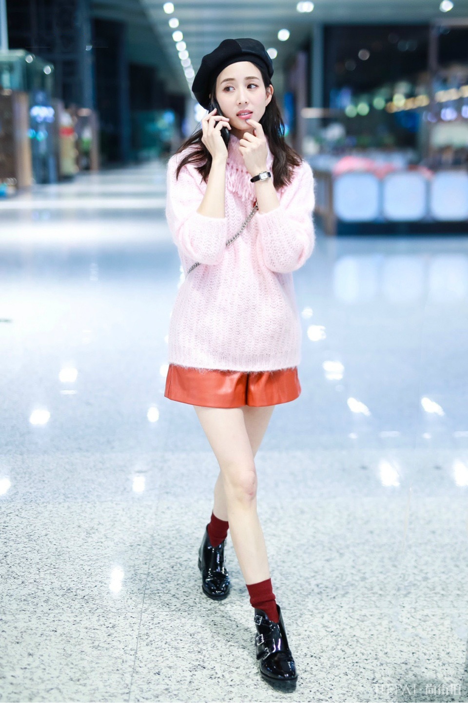 张钧甯最新机场街拍！粉色毛衣配短裤，少女感十足