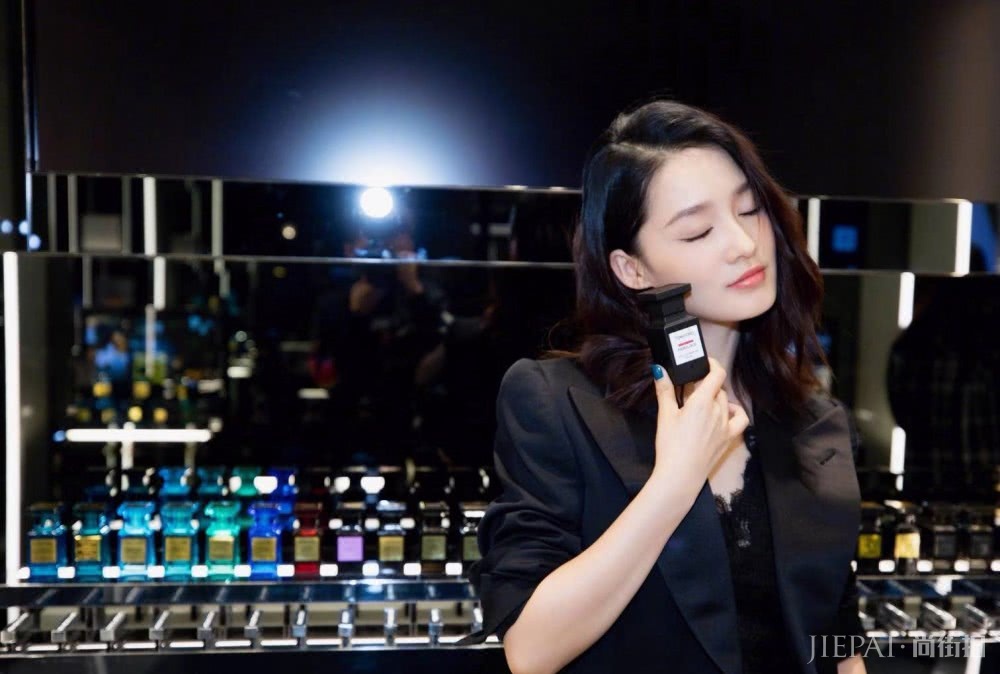 李沁终于换风格啦 ，西装配蕾丝纱裙秒变御姐