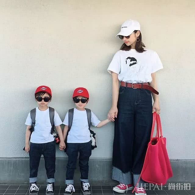 这位日本辣妈和双胞胎萌娃的亲子穿搭太有爱，引无数网友围观