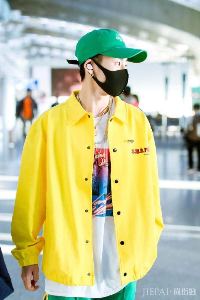 王琳凯机场街拍 穿黄外套搭配绿色裤子和帽子,嘻哈风十足