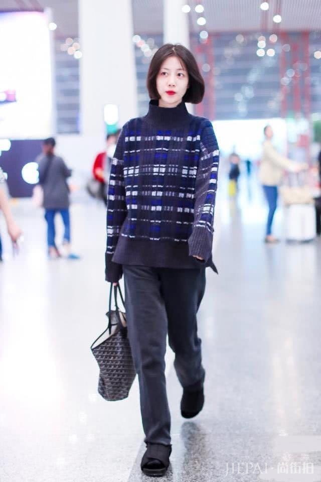 李溪芮最新机场造型不秀腿，毛衣搭了条粗裤子，居然更显气质