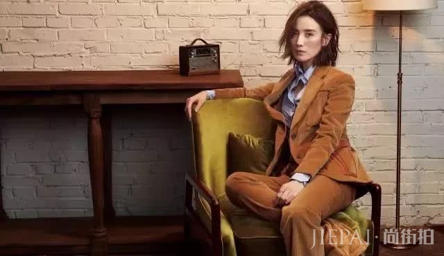 小时候的灯芯绒还记得吗?2018又火了,她们穿上美到犯规