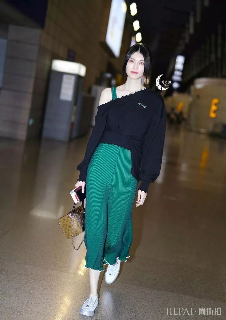 也就何穗这样的身材敢穿这件衣服了，不仅瘦还女人味十足！