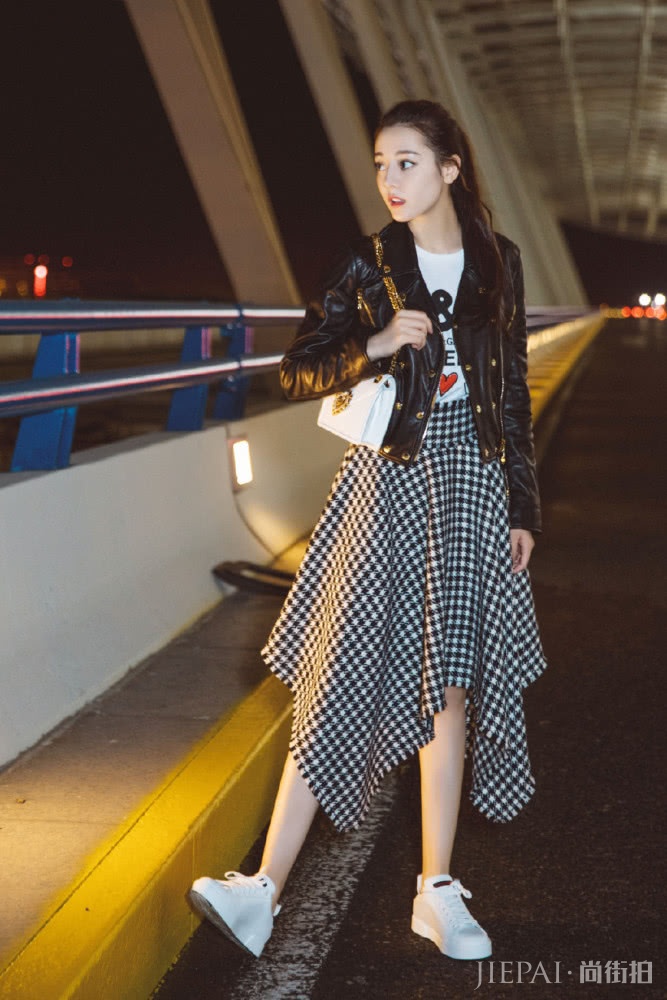 迪丽热巴太美!都是白色T恤搭黑色牛仔裤,在她身上就是不一样