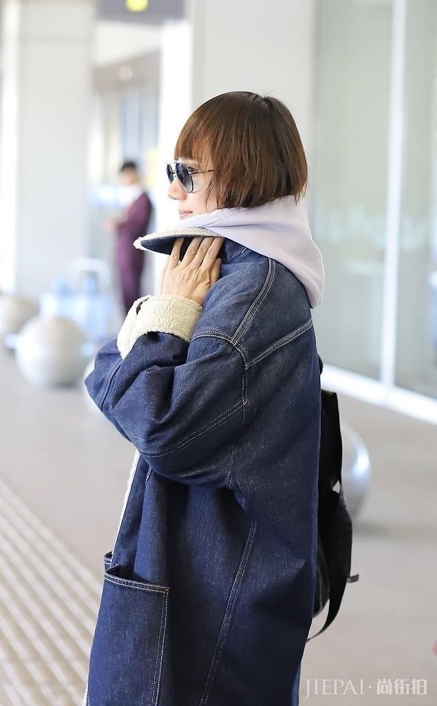 袁泉机场又穿牛仔大衣,这次只是换个内搭,却更减龄也更保暖了