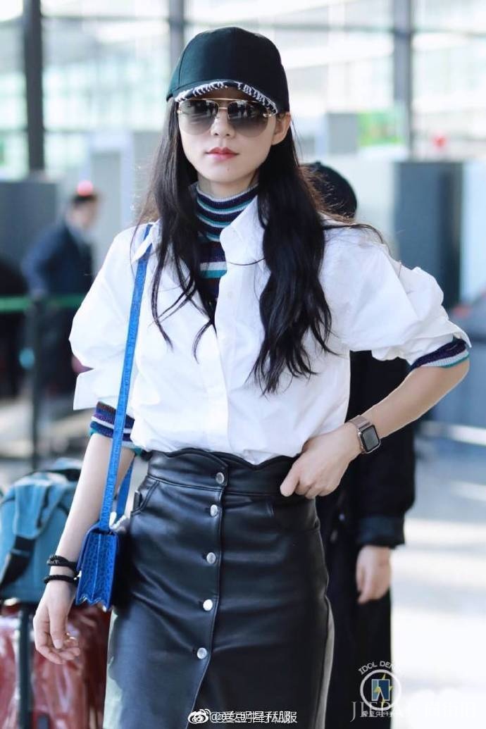 韩雪穿高领衫加衬衣，同时塞裙子还嫌宽松在机场提腰，是有多瘦？