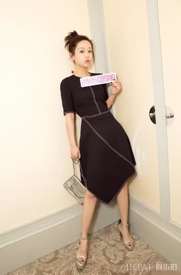 杨紫不走寻常路，耳朵上挂了一个“樱桃”，让人眼前一亮啊！