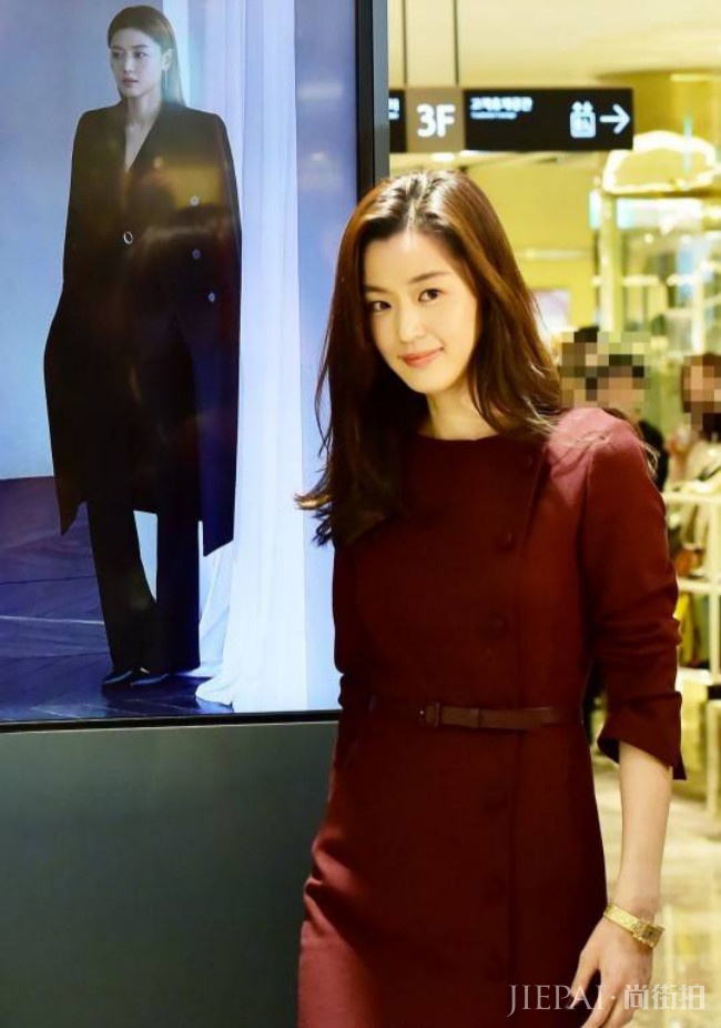 全智贤一袭红色鱼尾裙亮相活动，优雅又霸气，简直是现代版千颂伊