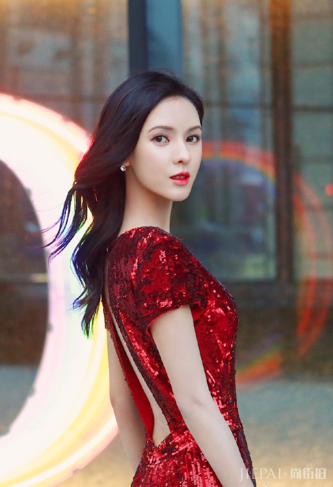 张予曦穿一件红色裙子就能撑得住场面,一般人驾驭不了