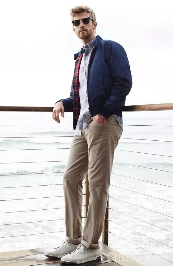 偷偷穿上爸爸飞行员夹克，发现到现在一点也不过时