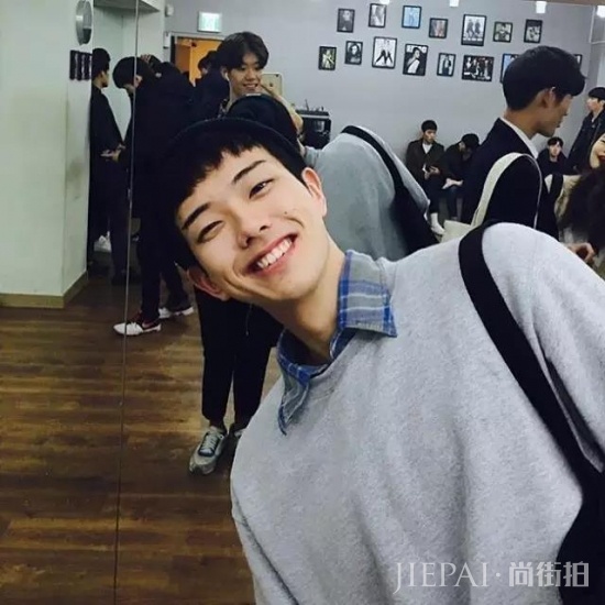 单眼皮男生留什么发型好看 单眼皮男生的发型选择