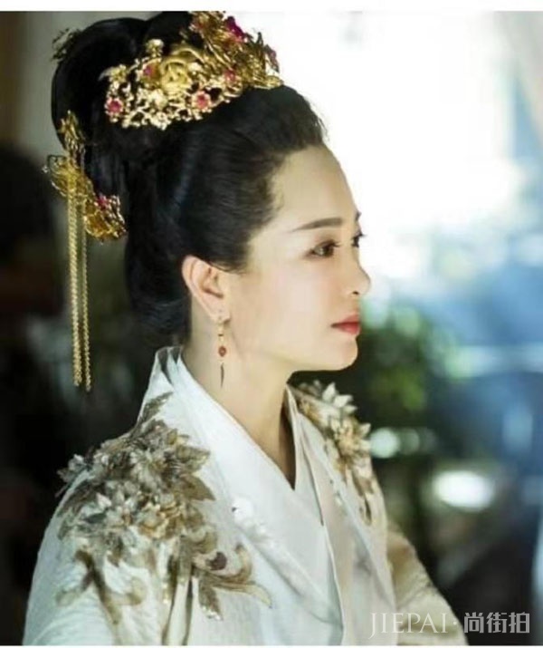 “从公主到皇后”:涓子携手国艺同行影业后首套大片曝光