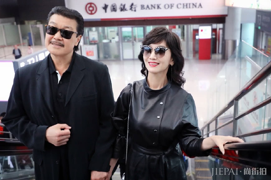 64岁赵雅芝与老公3套同色穿搭亮相,幸福满面,奶奶情侣装真美