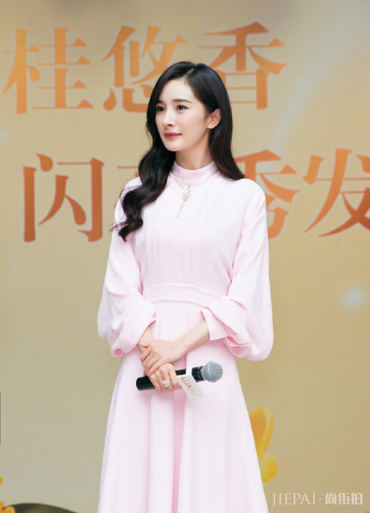 杨幂长发造型性感大方，短发造型青春靓丽，还是长发更好看