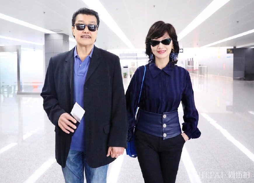 64岁赵雅芝与老公3套同色穿搭亮相,幸福满面,奶奶情侣装真美