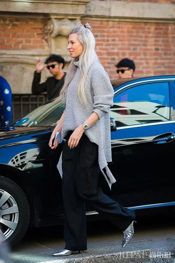 欧美街拍 街头潮人都喜欢上了这款“金银战靴”