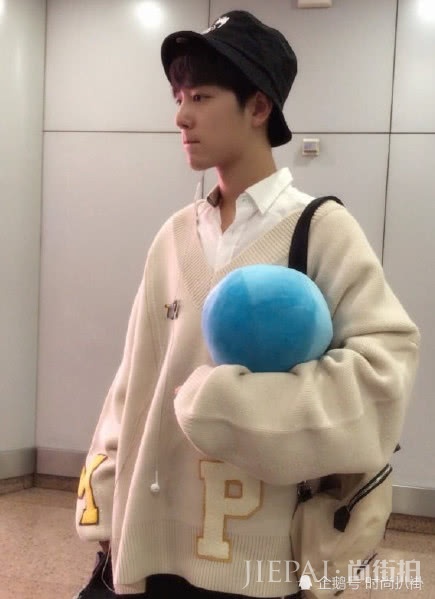 高冷小花旦+软萌小奶狗,李沁“男友”竟是行走穿搭的时尚教科书