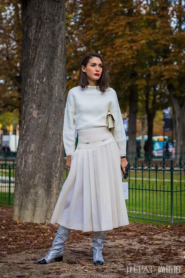 欧美街拍 街头潮人都喜欢上了这款“金银战靴”