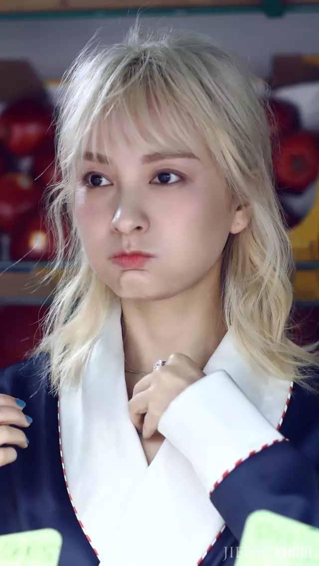 曾因“腿粗屁股大”被骂“滚出娱乐圈”的她，如今华丽逆袭，撩遍娱乐圈众男神！