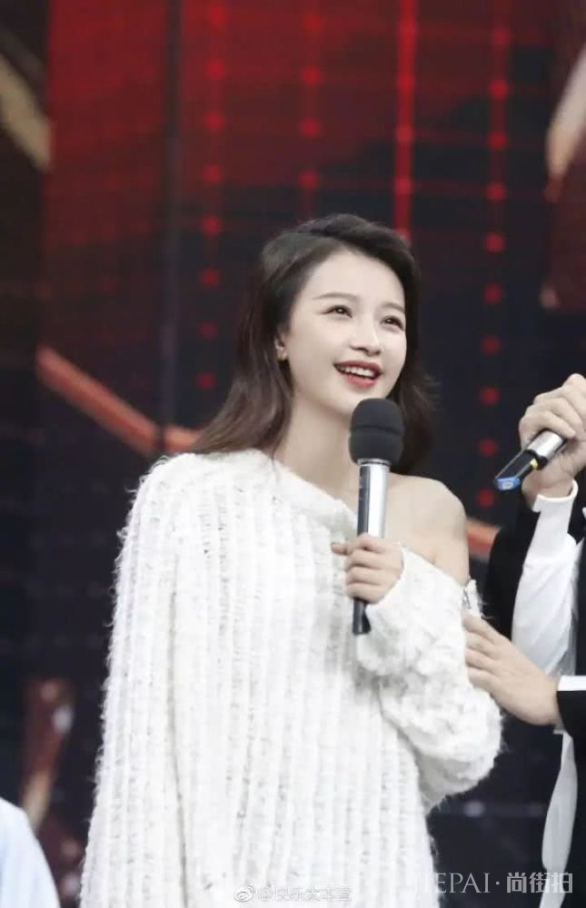 自带美白滤镜的时髦“怡”,去巴黎看秀也太甜了吧