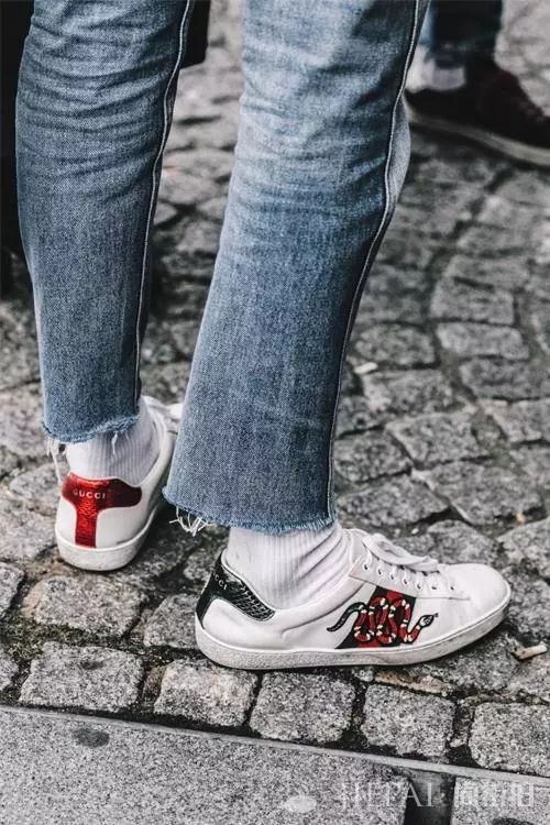 露脚踝过时了？穿运动鞋露袜子才是真时髦！