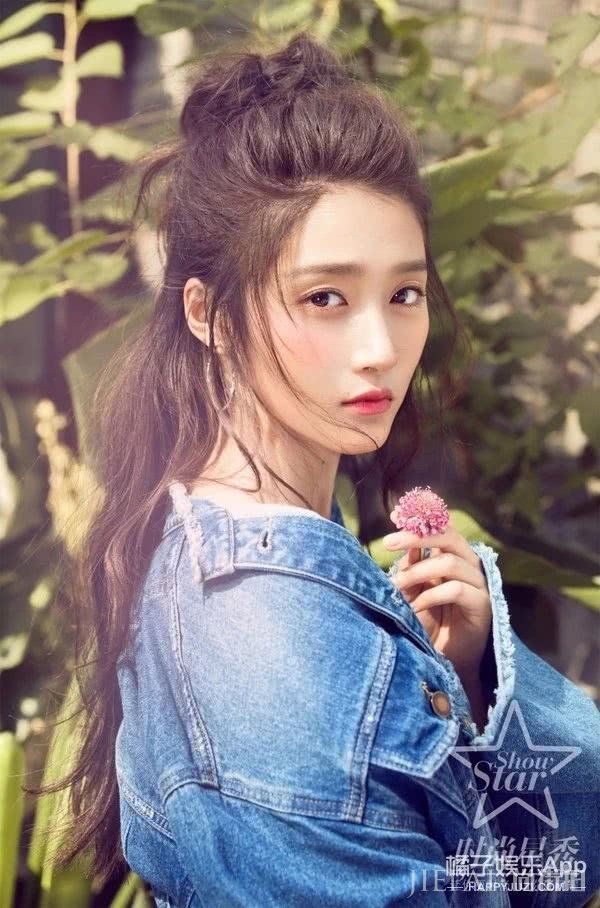 关晓彤凭一条评论上热搜,不仅恋情甜蜜超吸睛,妆容更抢眼